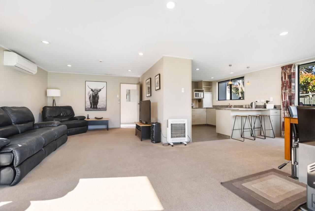 Get The Family Together Under One Roof Cromwell Exterior photo